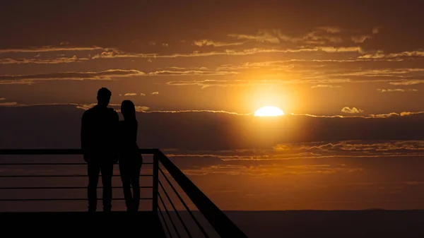 Det Romantiske Paret Står Balkongen Den Vakre Solnedgangsbakgrunnen – stockfoto
