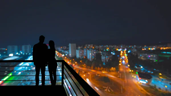Ρομαντικό Ζευγάρι Στέκεται Στο Μπαλκόνι Στο Φόντο Της Νυχτερινής Πόλης — Φωτογραφία Αρχείου