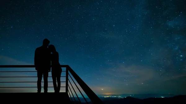 กโรแมนต นอย บนระเบ ยงบนพ นหล องฟ ดวงดาวท สวยงาม — ภาพถ่ายสต็อก