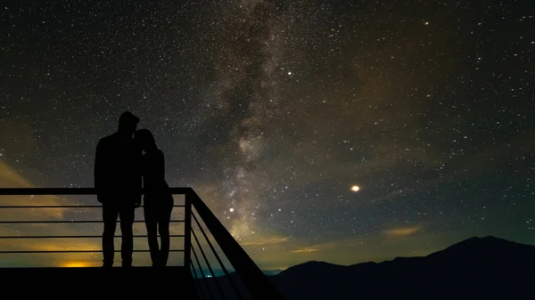 กโรแมนต นอย บนระเบ ยงบนพ นหล องฟ ดวงดาวท สวยงาม — ภาพถ่ายสต็อก