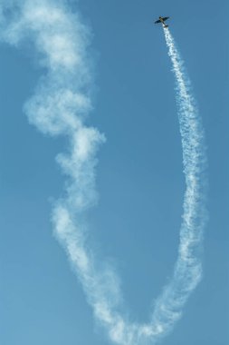 Gökyüzünde duman izi olan akrobatik uçak.