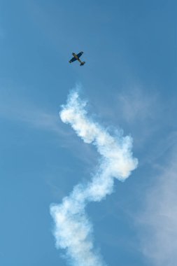 Gökyüzünde duman izi olan akrobatik uçak.
