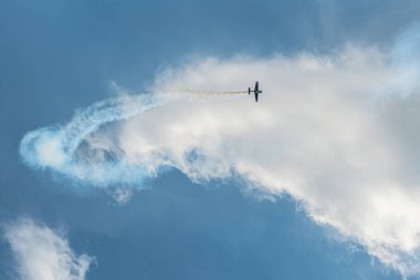 Gökyüzünde duman izi olan akrobatik uçak.