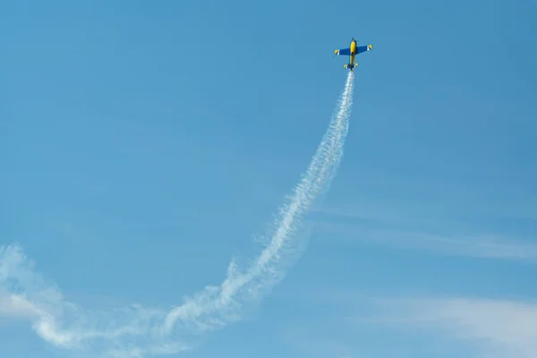 Repülőgép Füstcsíkkal Égen — Stock Fotó