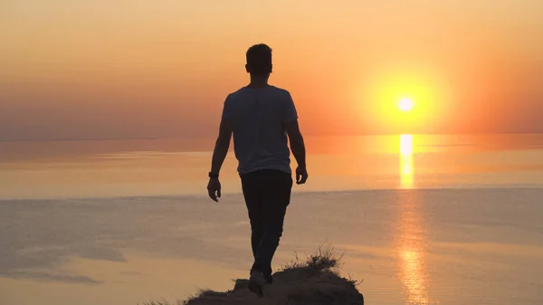 Der Mann Der Auf Dem Berg Gegen Den Hellen Sonnenuntergang — Stockfoto