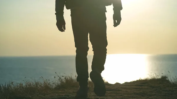 Mies Kävelee Meren Rannalla Auringonlaskun Taustalla — kuvapankkivalokuva