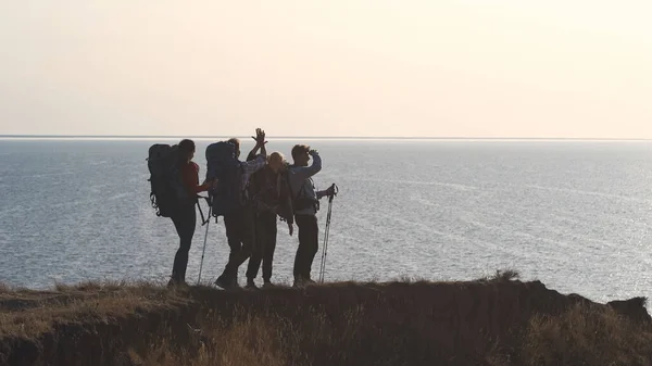 Empat Pendaki Berdiri Melawan Pemandangan Laut Yang Indah — Stok Foto