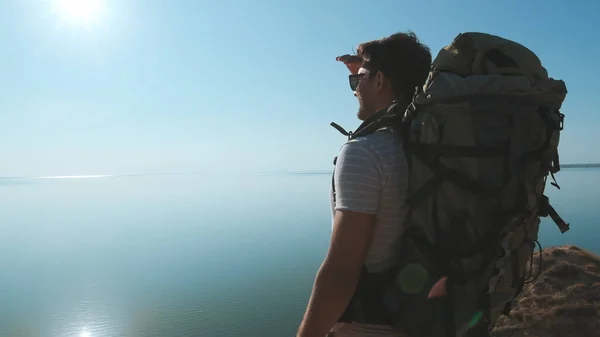 Pria Bahagia Dengan Ransel Berdiri Latar Belakang Laut — Stok Foto