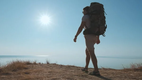 Mies Jolla Reppu Kävelee Vuorella Merinäköalaa Vasten — kuvapankkivalokuva
