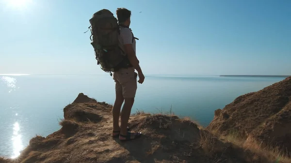Pria Dengan Ransel Berdiri Gunung Terhadap Pandangan Laut — Stok Foto