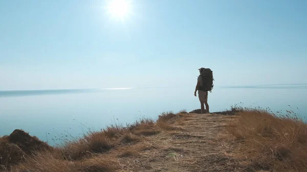 Pria Dengan Ransel Berdiri Gunung Terhadap Latar Belakang Laut — Stok Foto