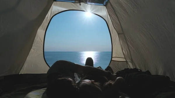 Couple Laying Camping Tent Beautiful Sea Side — Stock Photo, Image