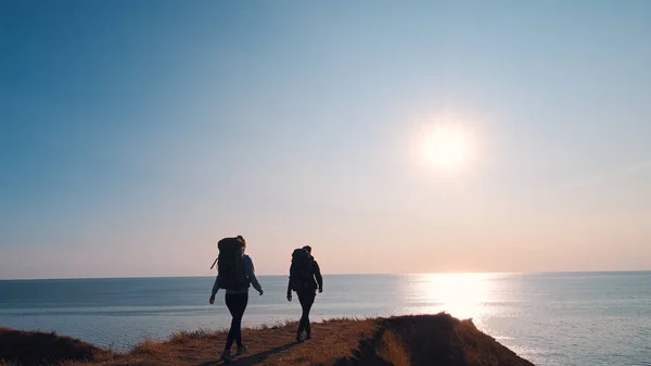 Pria Dan Wanita Berjalan Gunung Melawan Lanskap Laut — Stok Foto