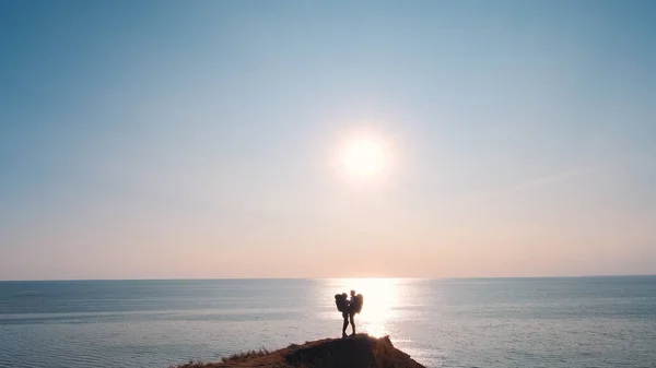 Coppia Romantica Piedi Sullo Sfondo Del Tramonto Sul Mare — Foto Stock