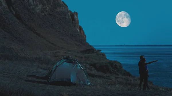 Pariskunta Seisoo Lähellä Camping Teltta Yömerinäköalalla Tausta — kuvapankkivalokuva