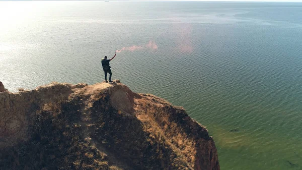 Mies Savupommin Kanssa Seisoo Vuorella Merta Vasten — kuvapankkivalokuva
