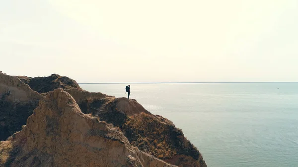 Pejalan Kaki Dengan Ransel Berdiri Gunung Dengan Latar Belakang Laut — Stok Foto