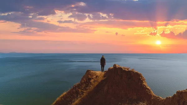 ชายท กระเป าเป นอย บนภ เขา นหล งพระอาท นในทะเล — ภาพถ่ายสต็อก