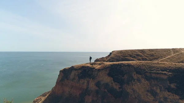 Pria Yang Berdiri Gunung Melawan Pemandangan Laut Yang Indah — Stok Foto