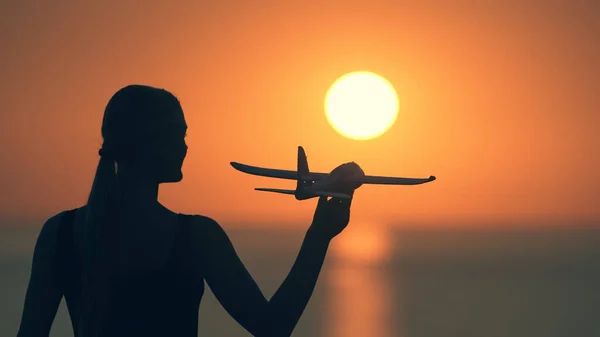 Жінка Запускає Іграшковий Літак Баку Заході Сонця — стокове фото
