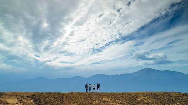 Grupul Excursioniști Care Stau Fundalul Munților — Fotografie, imagine de stoc