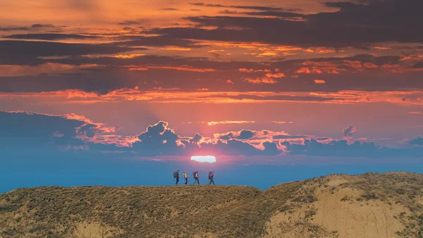 Los Cuatro Excursionistas Caminando Sobre Pintoresco Fondo Del Atardecer — Foto de Stock