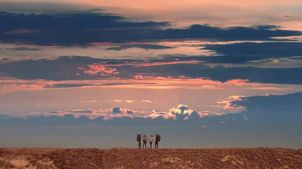 Les Quatre Randonneurs Debout Sur Beau Fond Montagne — Photo