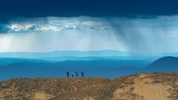Quattro Escursionisti Che Camminano Uno Sfondo Pittoresco — Foto Stock