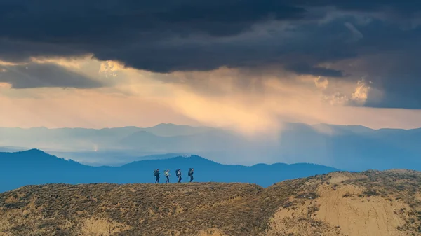 Quattro Escursionisti Che Camminano Uno Sfondo Pittoresco — Foto Stock