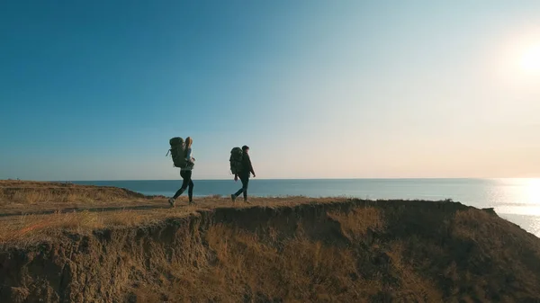 Casal Caminhante Caminhando Uma Montanha Contra Bela Vista Mar — Fotografia de Stock