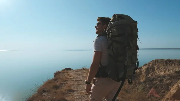 Mannen Med Ryggsäck Står Havet Bakgrund — Stockfoto