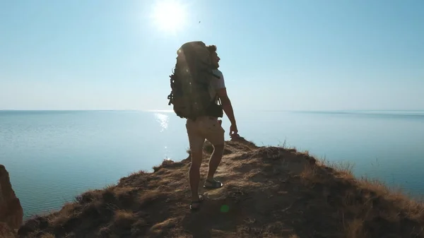 Homem Com Uma Mochila Andando Montanha Contra Vista Mar — Fotografia de Stock