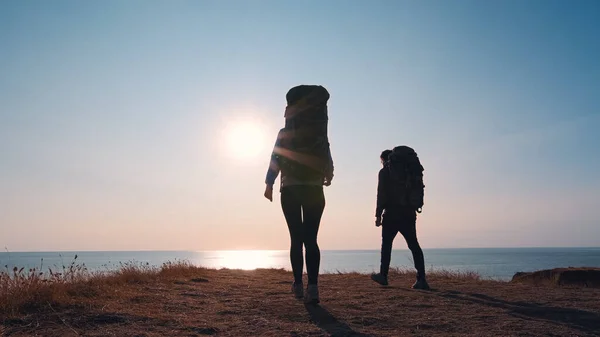Pasangan Berjalan Latar Belakang Matahari Terbenam Laut — Stok Foto