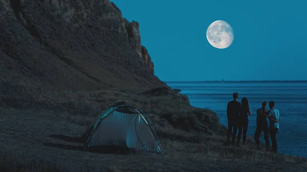 Para Pendaki Berdiri Dekat Tenda Berkemah Latar Belakang Pemandangan Laut — Stok Foto