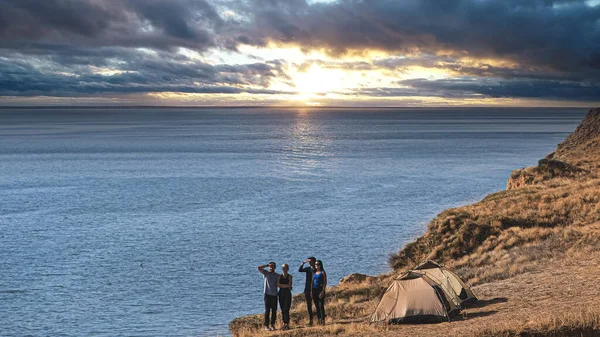 Quatro Pessoas Montanha Contra Vista Pôr Sol Mar — Fotografia de Stock