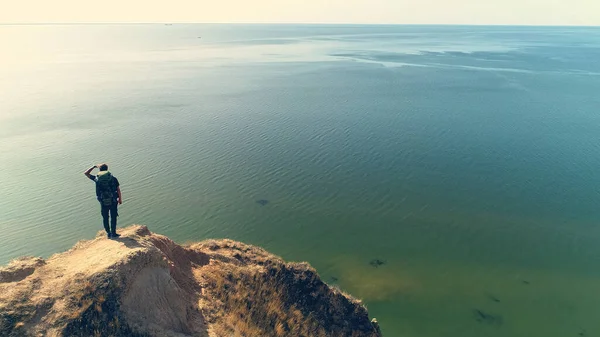 Vandrare Med Ryggsäck Står Ett Berg Havet Bakgrund — Stockfoto