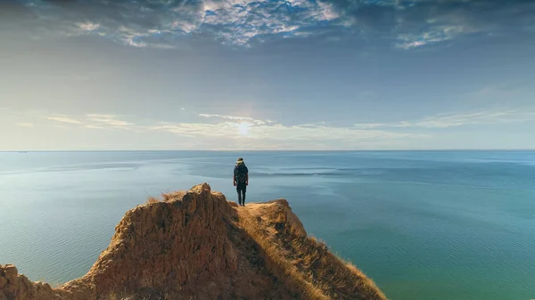 Randonneur Debout Sur Une Montagne Contre Mer Coucher Soleil Fond — Photo