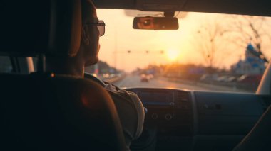 Şehir otobanında araba süren adam. 