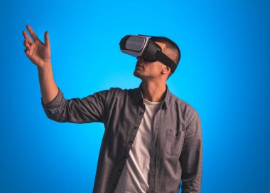 Beyaz adam VR gözlük kullanıyor. 