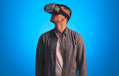 Beyaz adam VR gözlük kullanıyor. 