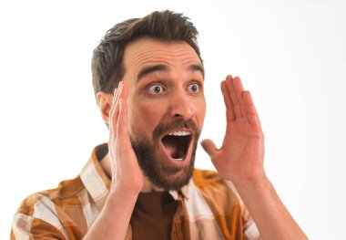 Duygusal olarak çığlık atan bir adamın portresi. 