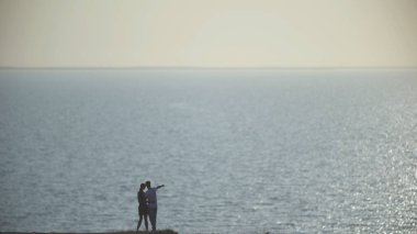 Deniz kıyısında fotoğraf çeken romantik çift.