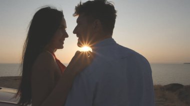 Deniz kıyısında romantik bir buluşma. 