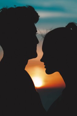 Romantik çift güzel gökyüzü arka planında yakın duruyor.