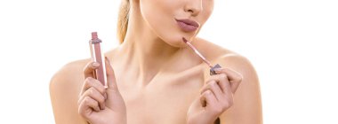 Beyaz arka planda dudak parlatıcısı olan mutlu kadın.