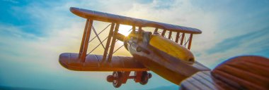 Günbatımının arka planındaki tahta uçak.