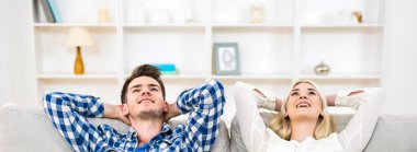 Erkek ve kadın kanepede dinleniyor.