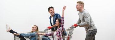 Dört arkadaş beyaz bir arka planda at arabasının üstünde.