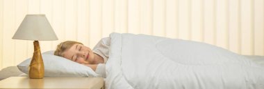 Yatakta uyuyan güzel kız.