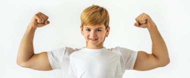 Önünde duran mutlu çocuk beyaz arka planda kaslı adam.